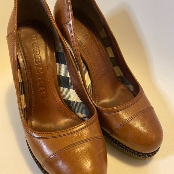 Burberry Classic Pumps - Picture 2 of 5